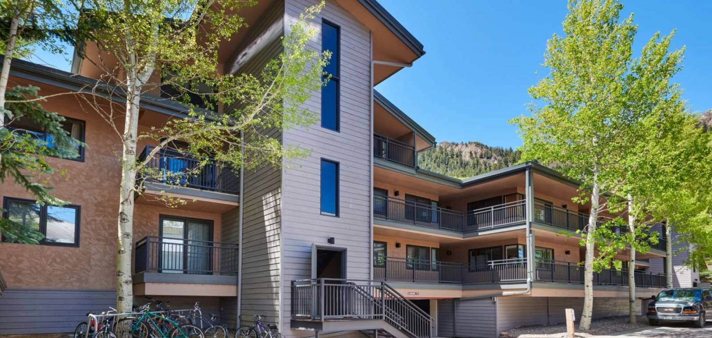 700 Monarch is located across the street from the Shadow Mountain Ski Lift on Aspen Mountain.